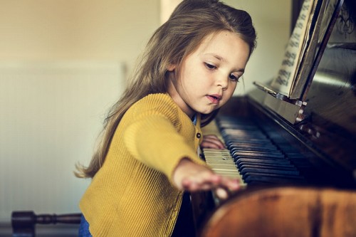 Bambina plusdotata che suona il pianoforte.