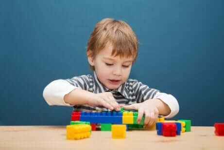 Bambino gioca con giochi di costruzione.