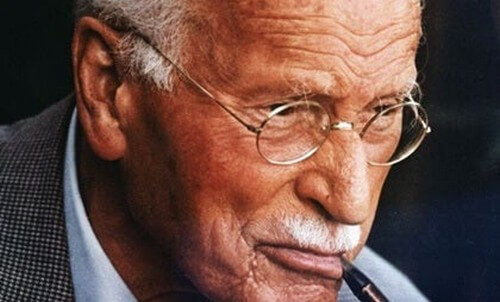 Carl Jung che fuma la pipa.