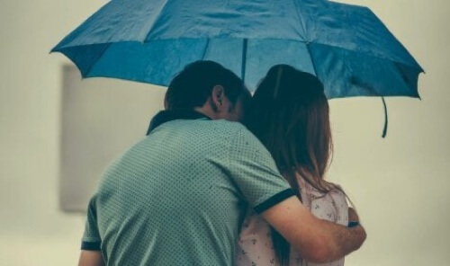 Coppia sotto l'ombrello e saper amare.