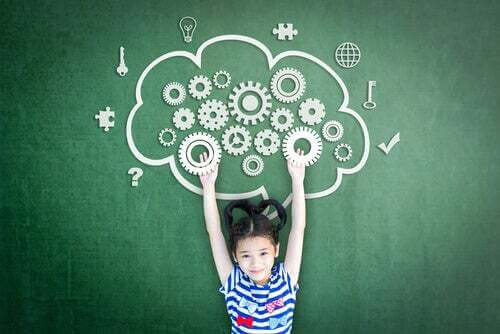 Bambina con il cervello disegnato su una lavagna.