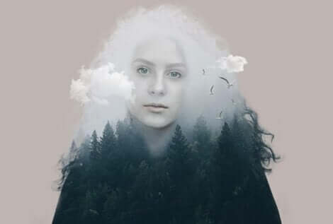 Donna con capelli di nuvole e corpo di bosco.