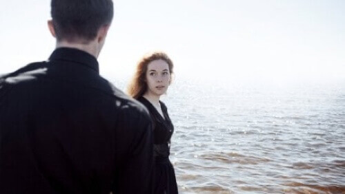 Ragazza che guarda il suo ragazzo.