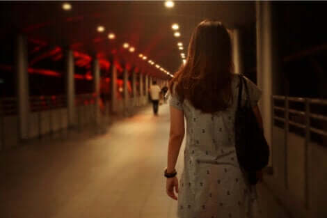 Donna in edifico poco frequentato.