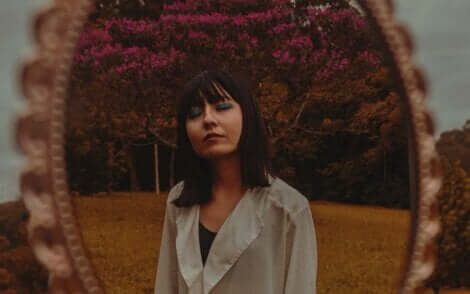 Donna applica la tecnica dello specchio per il controllo delle emozioni.