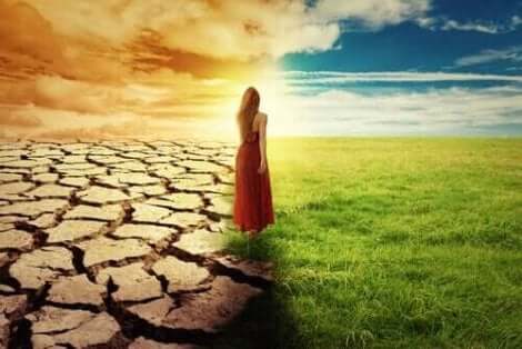 Frasi per cominciare una nuova fase, donna tra deserto e prato.