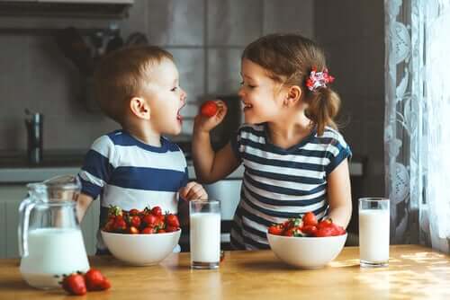 Fratelli che ridono in cucina.