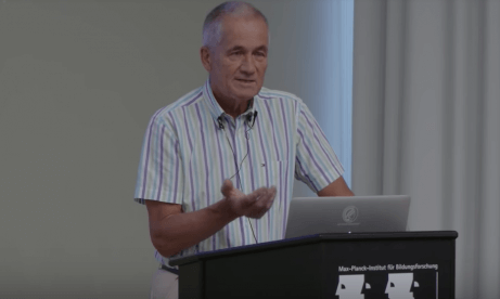 Gøtzsche tiene una conferenza sulla critica agli psicofarmaci.