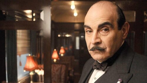 Hercules Poirot in primo piano.