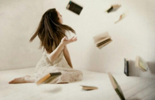 Ragazza in grado di usare la telecinesi.