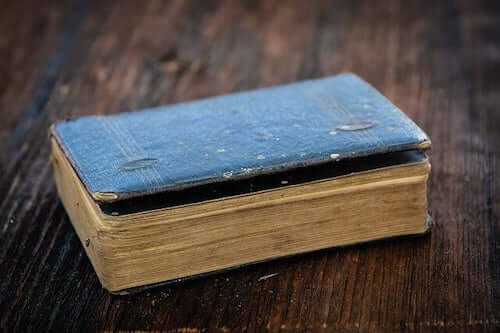 Libro antico con copertina blu.