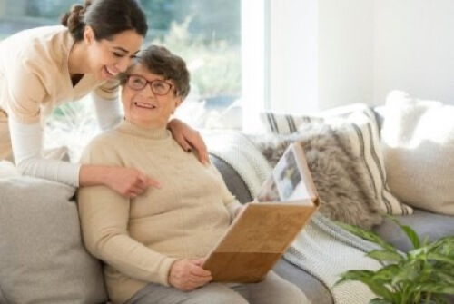 Madre e figlia contente.