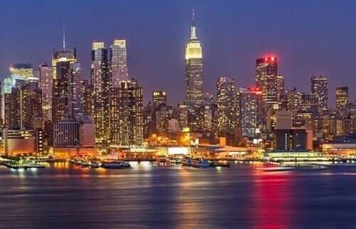 Panorama notturno di New York.