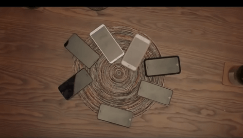 Cellulari al centro.