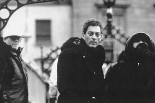 Foto di Paul Auster in bianco e nero.
