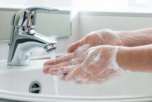Persona che si lava le mani.