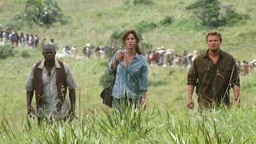 Protagonisti di Blood Diamond che camminano in un prato.