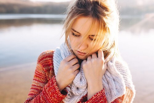 Donna che si abbraccia e stare soli.