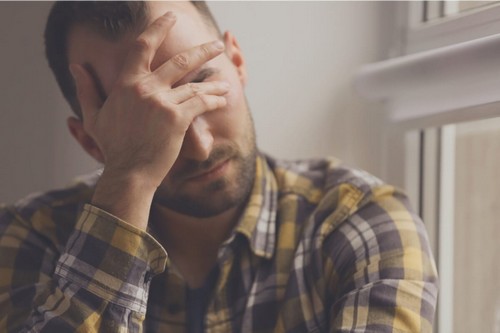 Uomo con mal di testa e diversi tipi di stress.