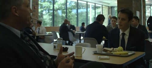 Uomini che parlano seduti ad un bar.