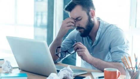 Dipendenze comportamentali e uomo stressato dal superlavoro.
