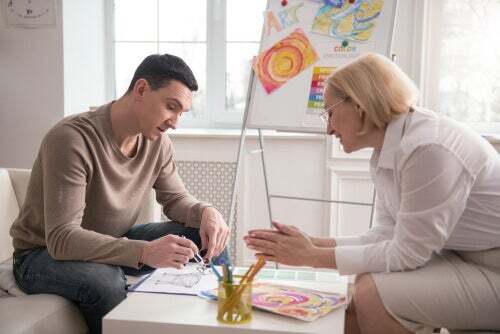 Terapista con un paziente con psicosi.