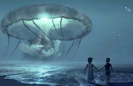 Bambini nel mare davanti a medusa gigante.