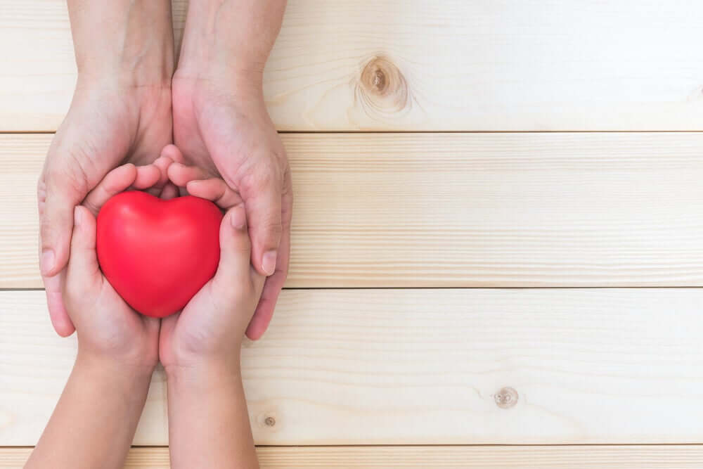 Bambino con cuore nelle mani.