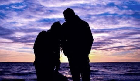 Coppia davanti al mare.