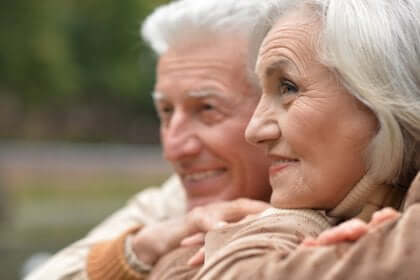 Coppia di persone anziane sorridenti.