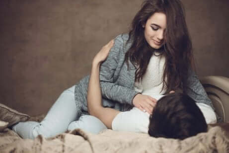 Coppia che parla a letto.