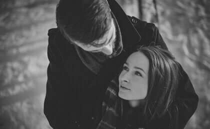 Amore vero, coppia che si guarda negli occhi.