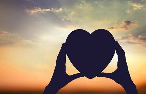 Mani che tengono un cuore.