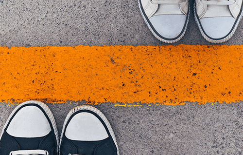 Dietro la linea di confine.