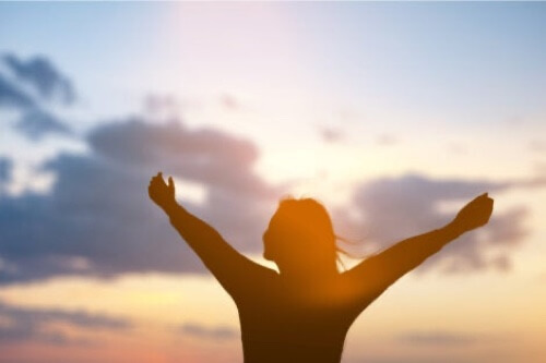 Donna a braccia aperte.