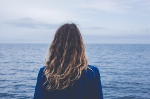 Donna che guarda il mare.