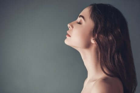 Donna che si rilassa per migliorare la sessualità di coppia.