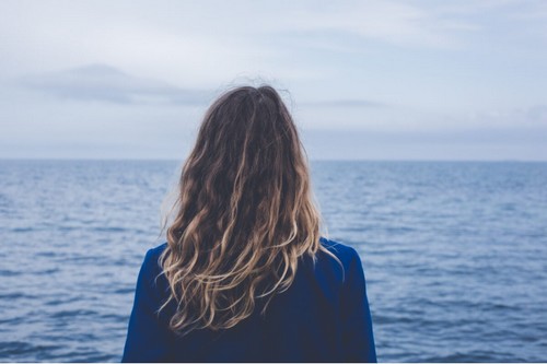 Donna che osserva il mare.