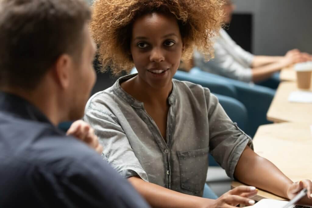 Donna che parla con uomo.