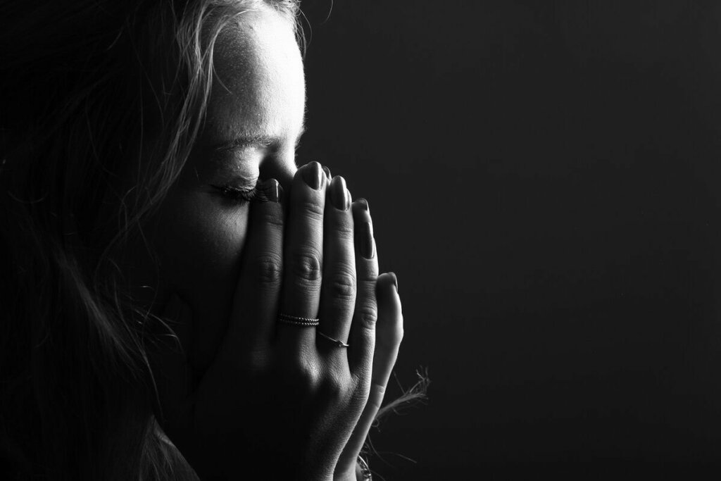 Donna che piange la perdita di una persona cara.