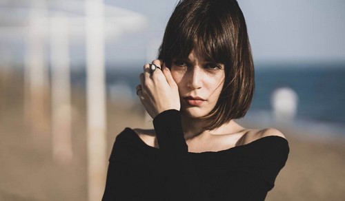 Donna vestita di nero.