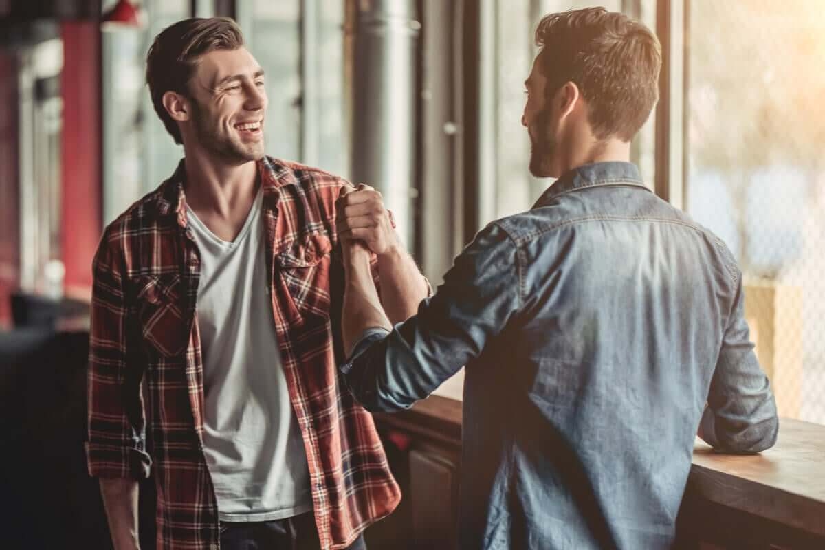 Due amici che si salutano.