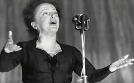 Édith Piaf durante un'esibizione.