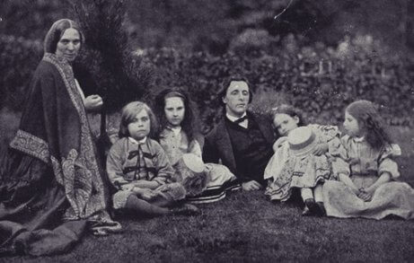 La famiglia Liddell con Lewis Carroll.