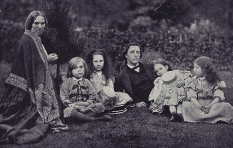 La famiglia Liddell con Lewis Carroll.