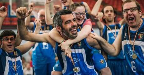 Giocatori di pallacanestro con disabilità che esultano.