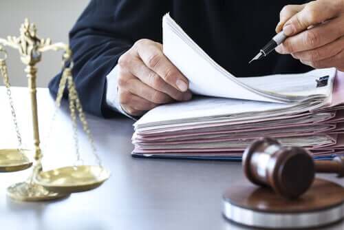 Magistrato che legge la perizia di uno psicologo forense per un processo.