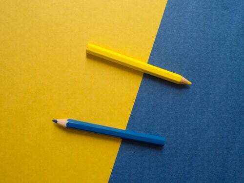 Due matite colorate.