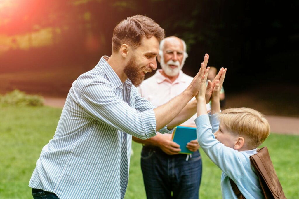 Padre e nonno che giocano con il bambino.