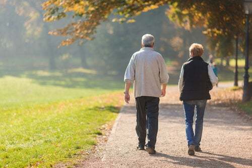 Coppia di anziani che fa una passeggiata.